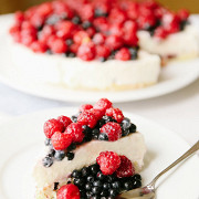 Йогуртовый торт с ягодами