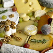 Сырная тарелка со свежим инжиром