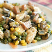 Куриный салат с грибами и зеленым горошком