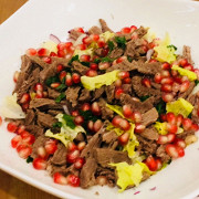 Салат из мяса с луком и зернами граната