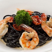 Черные спагетти с лососем и моцареллой