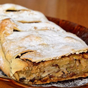 Яблочный штрудель с корицей и пеканом