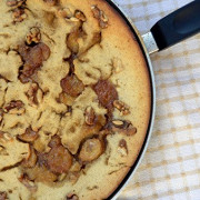 Банановый пирог с шоколадом и орехами