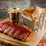 Жареные свиные ребра в соусе BBQ с овощным салатом и печеным картофелем