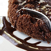 Горячий шоколадный десерт с ликером
