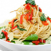 Спагетти с оливковым маслом, чесноком и перцем чили