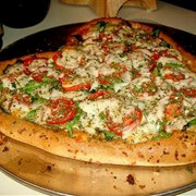 Пицца в виде сердца с овощами и пепперони