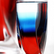 Бело-сине-красный напиток