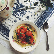 Спагетти с томатами и черемшой