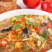 Говяжий суп с грибами и томатами
