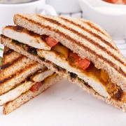 Куриные сэндвичи с курицей гриль и соусом барбекю