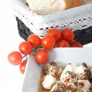 Сальса из феты, выленых томатов и орегано