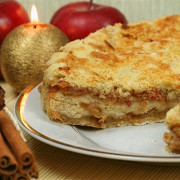 Шарлотка с орехами и корицей