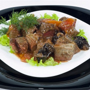 Кролик, тушенный в сметане с черносливом