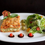 Лазанья с курицей, рикоттой и соусом песто