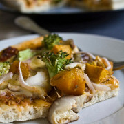 Пицца с тыквой, карамелизованным луком, горгонзолой и хрустящими жареными листьями шалфея