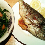 Запеченная дорада с лимоном и ароматными травами