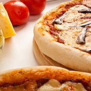 Пицца на дрожжевом тесте с томатами и анчоусами