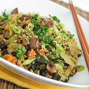 Жареный рис с овощами, соевым соусом, супом мисо и пикулями