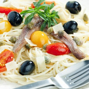 Спагетти с анчоусами, петрушкой, оливками и каперсами
