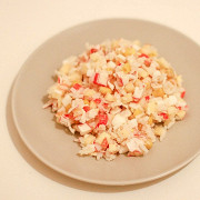 Крабовый салат с яблоками и рисом