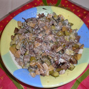 Мясной салат с грибами и маринованными огурцами