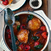 Тушеная курица в ароматном томатном соусе (Pastitsatha)
