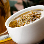 Острый соус из фиников с кедровыми орехами и зеленью