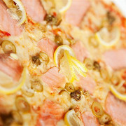 Пицца с копченым лососем и укропным кремом