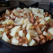 Жареный картофель с лисичками и чесноком