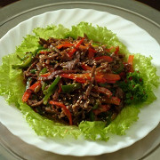 Салат из баранины с базиликом и кунжутом