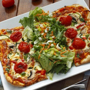 Пицца с овощами и рисом вегетарианская