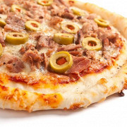 Пицца с тунцом и маслинами