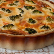 Пирог с лососем и брокколи