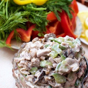 Салат из курицы с шампиньонами и маринованными огурцами