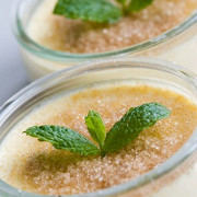Утренний пудинг из геркулеса с бананом и йогуртом под золотистой карамельной корочкой