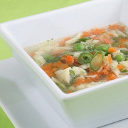 Куриный рисовый суп с зеленым горошком
