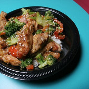 Пикантное жаркое из курицы по-китайски с брокколи, перцем и огурцом