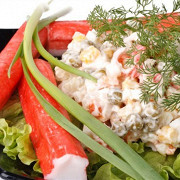 Крабовый салат с кукурузой и зеленым горошком