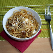 Теплый салат из лисичек, феты и пасты