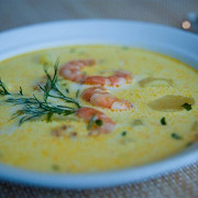 Сырный суп с креветками и зеленью
