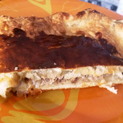 Слоеный пирог с рисом и рыбными консервами