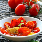 Запеченный сыр бри с вялеными томатами, чесноком и тимьяном