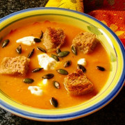 Тыквенный крем-суп с крутонами и тыквенными семечками
