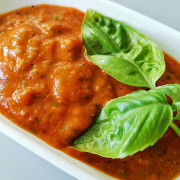 Ароматный томатно-базиликовый соус с чесноком