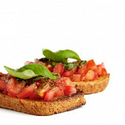 Поджаренный хлеб (bruschette) с помидорами и базиликом