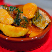 Скумбрия, тушеная в томатном соусе с картофелем и белой фасолью