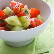 Огуречный салат с помидорами и портулаком