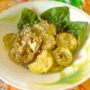 Теплый салат из кабачков и баклажанов с карри, жареным чесноком и кунжутом