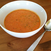 Томатный суп с свежим базиликом и сливками